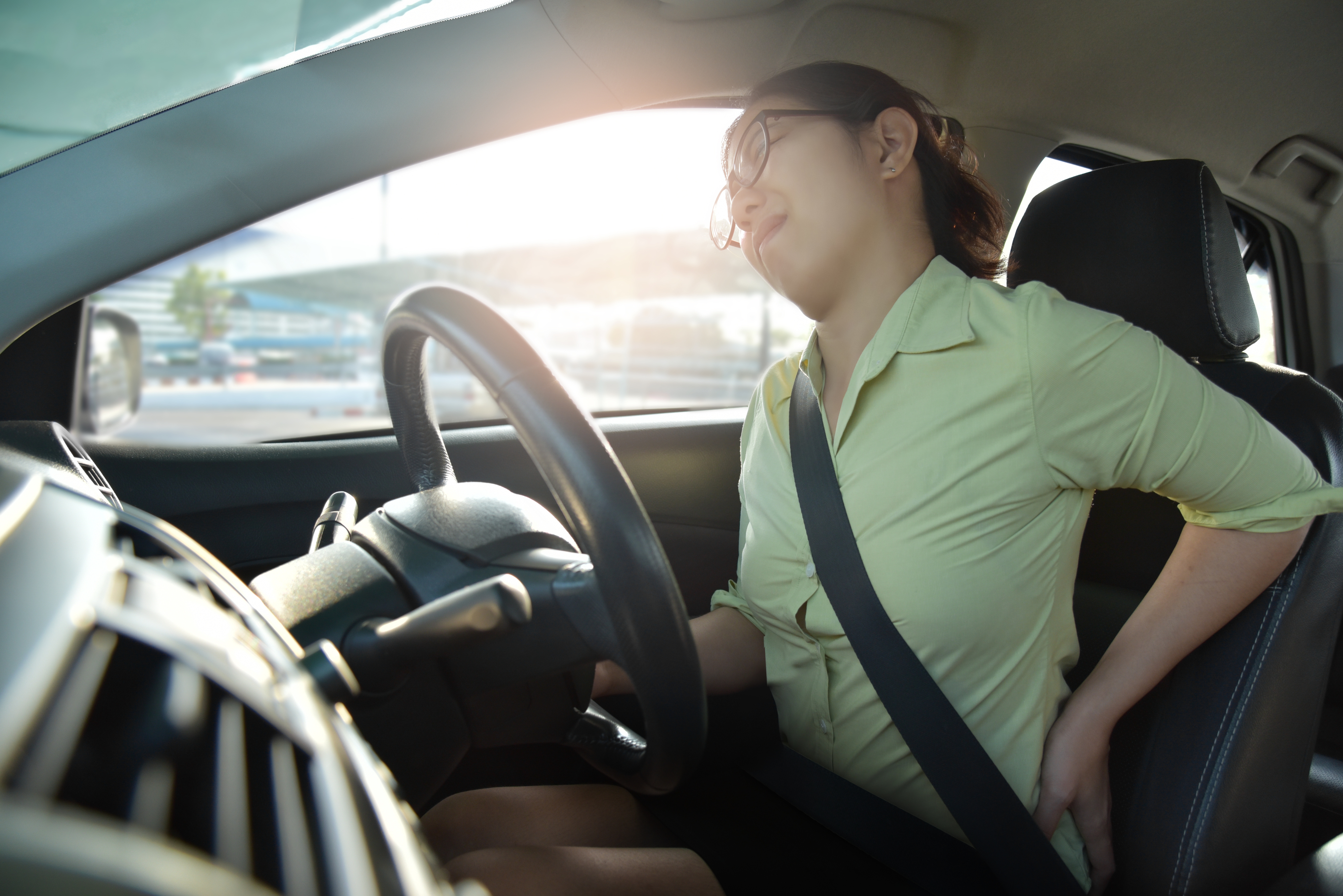 車の運転による腰痛防止対策 腰が痛い原因はシートに座りすぎ 中古車なら グーネット