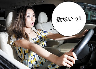 なんで今なの・・・と思うときに限って事故やトラブルが起きることがある。クルマを購入した販売店が自宅の近くだったとしても、任意保険の移行手続きが済んでいないと、保険金は支払われない。