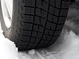 スタッドレスタイヤの特徴とは
