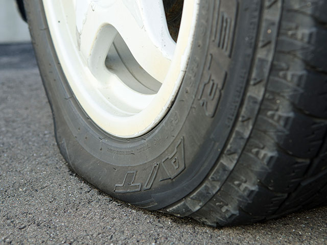 タイヤがパンクしてしまった パンク修理の方法とは 車検や修理の情報満載グーネットピット タイヤがパンクしてしまった パンク修理の方法とは 車検や修理の情報満載グーネットピット