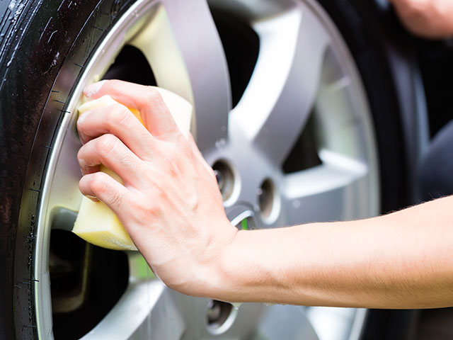 洗車でホイールをピカピカに！誰でもできるホイール洗車のコツ