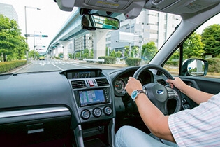 直線の平らな道路では真っすぐ走るかどうかを確認。ハンドルを握る力を少し弱めても、自然と左右に曲がっていかないだろうか