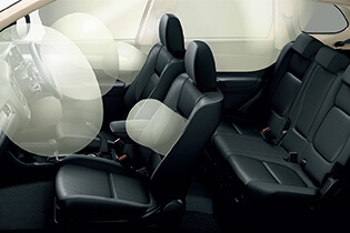 安全装備基準で高い評価を受けるこのクルマだけあり、エアバックの充実度は優れており、後部座席の安全性も高い。