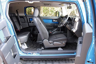 後部座席が若干狭いこともあり、乗降性を高めるためにドアは観音開きタイプが採用されている。