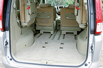 荷室は床がフラットで開口部も大きくて使いやすい。