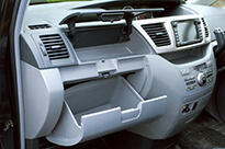 車内には便利な収納スペースが豊富に備えられている。