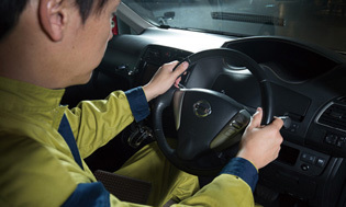 ハンドルは常に運転中触れる部分なので劣化しやすい。特に革巻きステアリングは顕著。