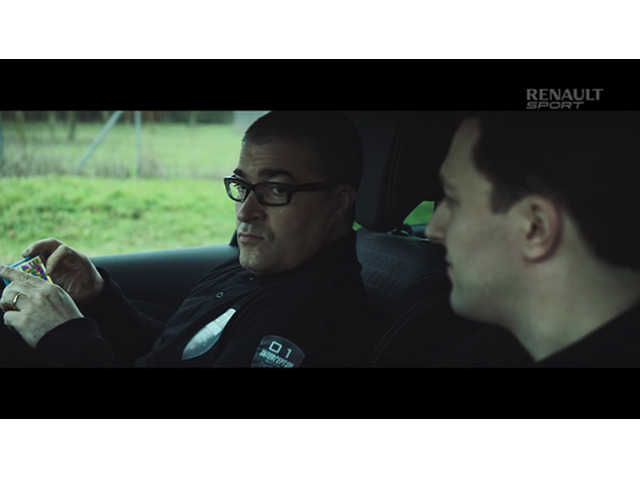 ルノーのスーパースポーツが警察車両に!?