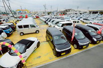 お店の大小にかかわらず、展示車両がキレイとか情報がわかりやすく表示されている店舗なら安心感がある。