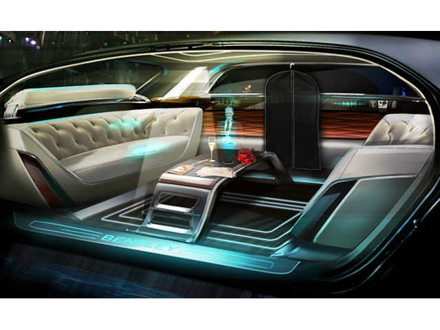 車内にホログラムの執事が現れる!?