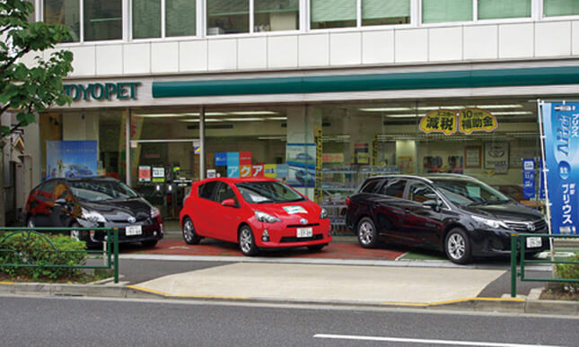 新車を購入するために同店で下取りしてもらおうと思ったが、ディーラー査定ではそれほど高値がつかなかった。諦め半分でネットの一括査定にチャレンジすると、まさかの2倍に!