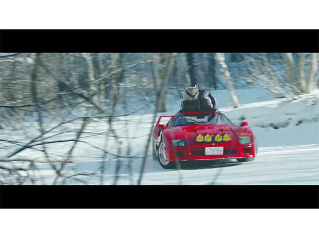 クレイジーで爽快な動画が公開にフェラーリ F40でゲレンデを激走