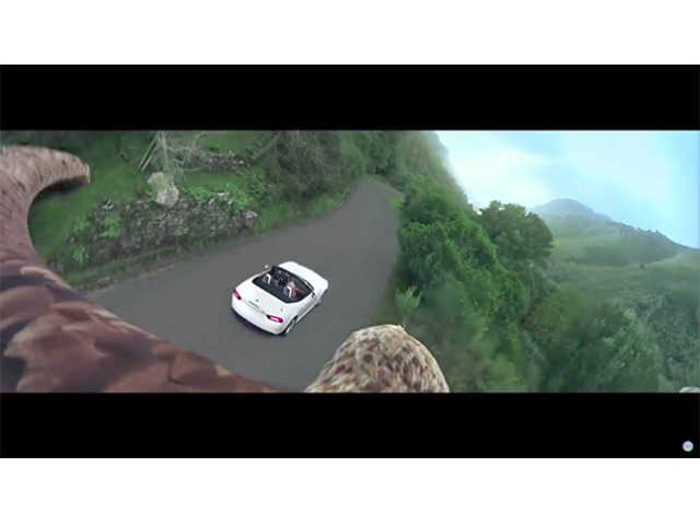 ドローンとはスピード感が違う「ワシ目線」で追うフィアット「124 スパイダー」