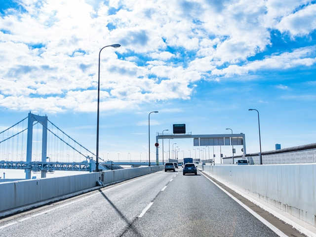 オープンカーで高速道路を走る時は屋根を閉めるべきか、雨の日はどうする？