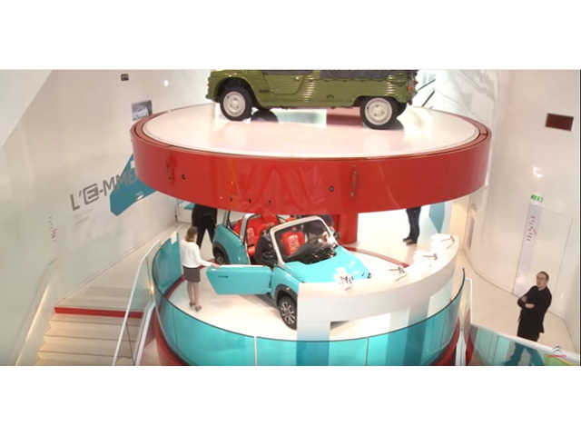 シャンゼリゼのシトロエンディーラーに巨大な滑り台が登場した！