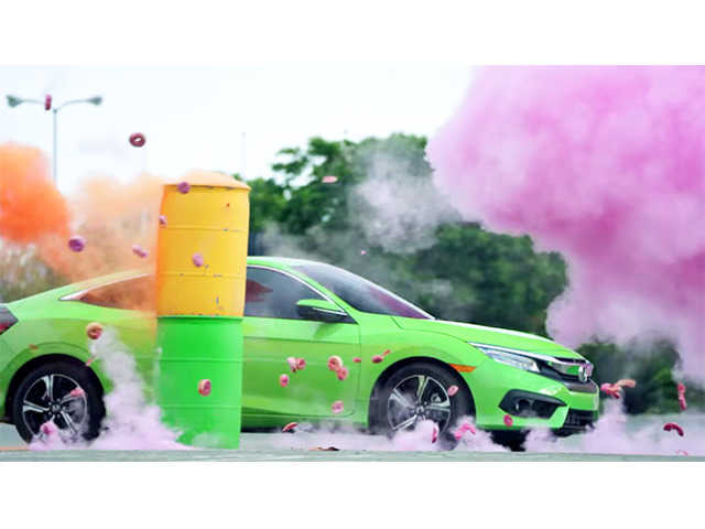 シビッククーペがスタントコースに大挑戦！  プロモーション映像はお国によってこんなに違う!