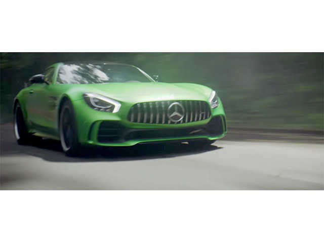 ニュルブルクリンクが廃墟に!?　メルセデスAMG「GT R」が緑の荒れ地を駆け抜ける！