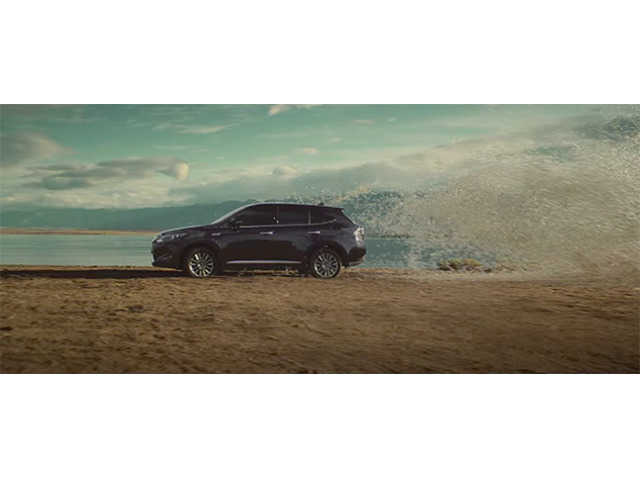 トヨタ「ハイブリッド ハリアー」が誘う旅、「未知なる自分」を見つけるショートムービー