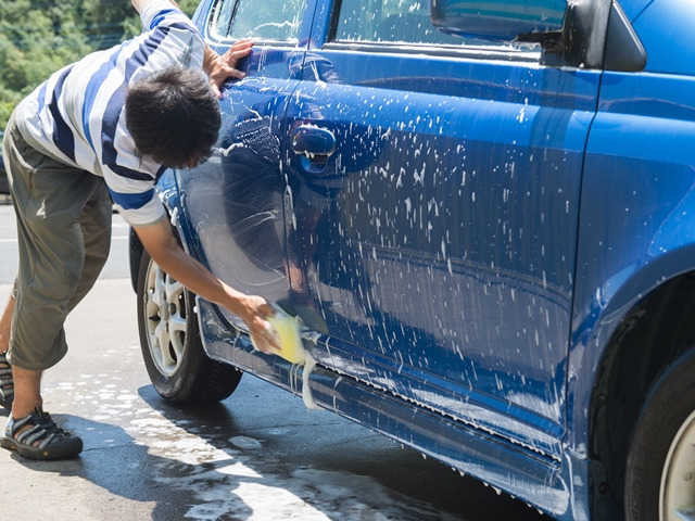 夏に車の洗車を行うコツと注意点とは