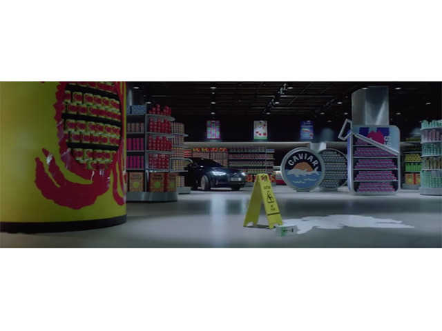 深夜のショッピングモールで繰り広げられる、アウディ「A4クワトロ」の小さな冒険