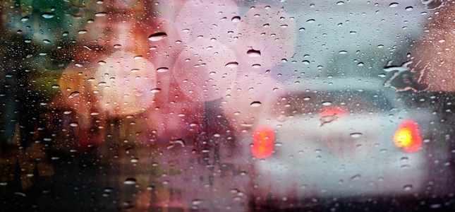 車のフロントガラスが雨で見えない（見にくい）場合の原因と対策
