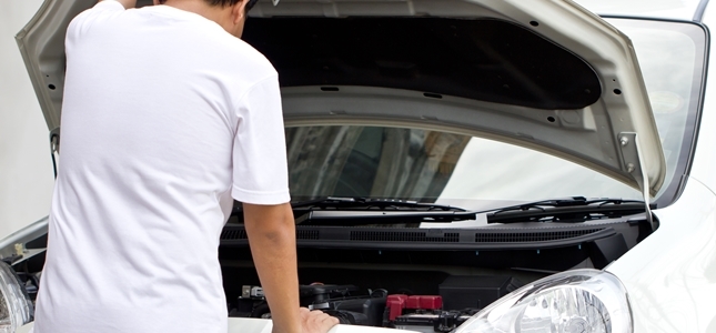 車のエンジンの洗車方法とは