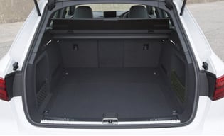 フル乗員時で505L、後席を倒すと1510Lと荷室はさらに拡大され、使いやすくなった。