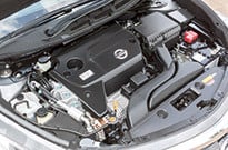 日産 ティアナ（エンジンルーム）