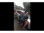 ラグビー サンウルブズの選手が怪力で事故車を持ち上げる救出劇！
