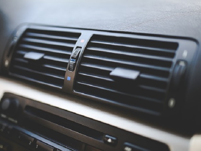 車のエアコンの掃除方法を徹底紹介 臭いの原因は洗浄剤で対策できる 中古車なら グーネット