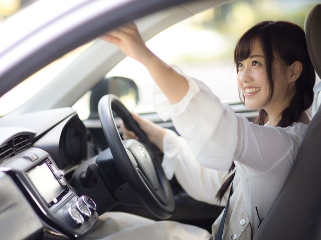 車に乗っている女性