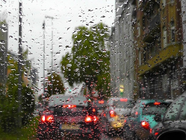雨の中の車