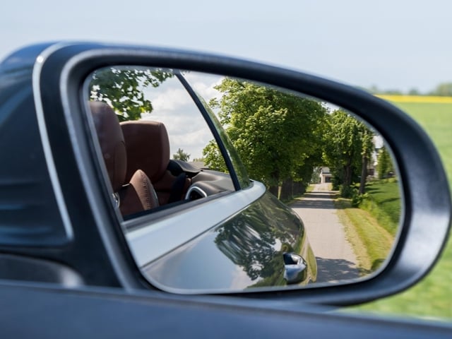 マツダ】後方からの接近車両を検知し確認を支援するブラインドスポット