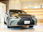 レクサス新型「ES」を発表。世界初デジタルアウターミラーを装備する高級セダン