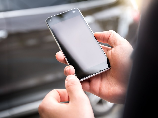 車内でスマホを触っている様子