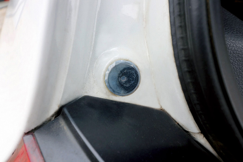 きしみ音防止シール取り付けの画像