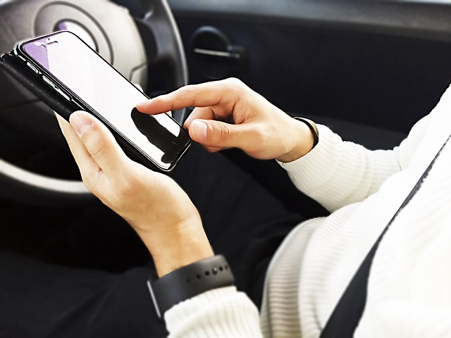 スマホを操作している様子