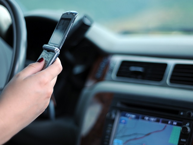 運転席で携帯電話を操作する様子