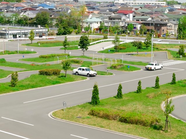 普通自動車運転免許を最短で取得する方法を解説!教習所と一発試験の違いとは