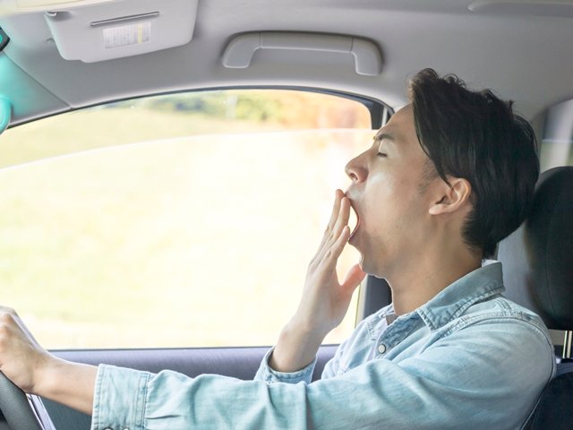 運転中に眠くなる原因と眠気覚ましの方法とは