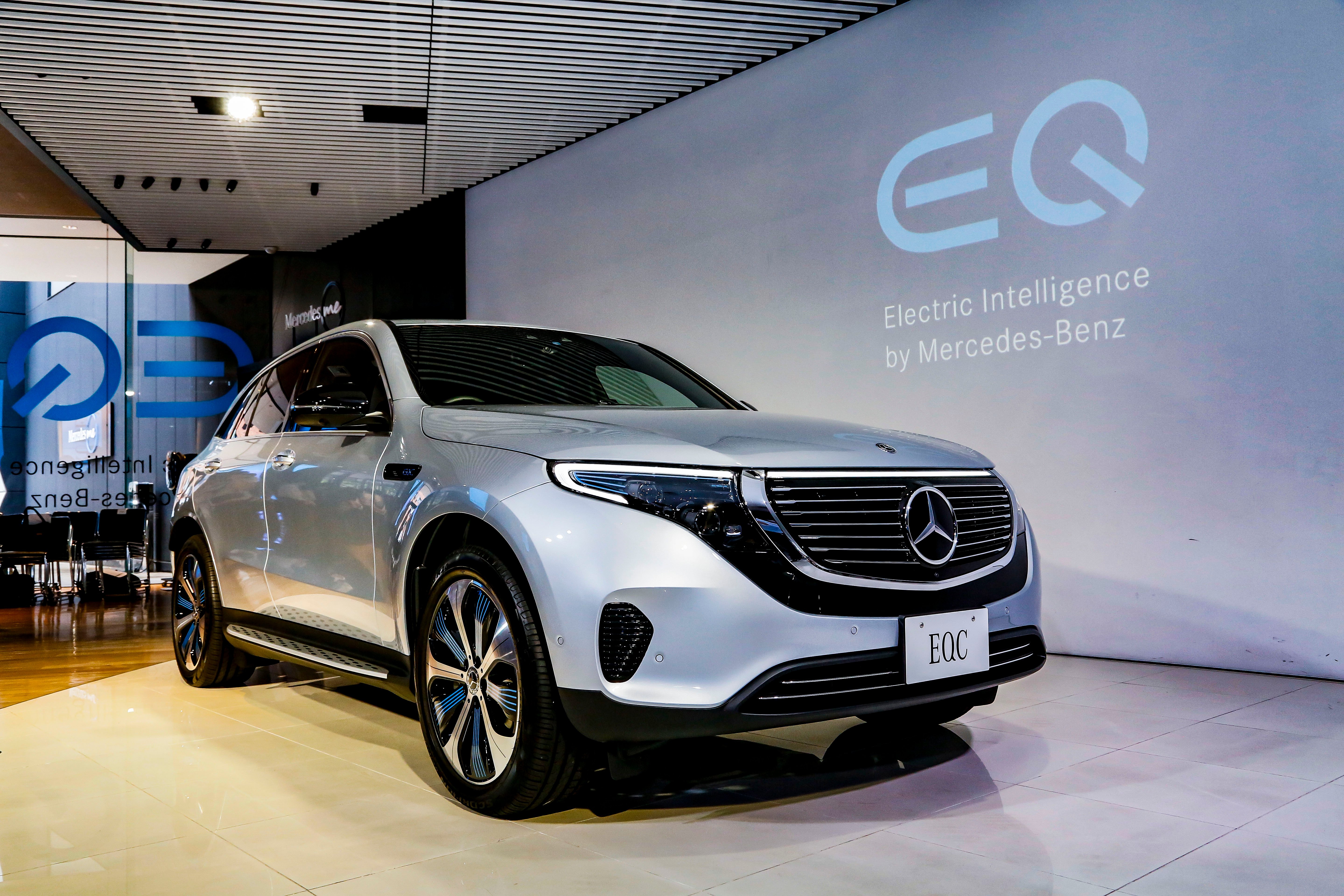 メルセデス・ベンツが初の電気自動車「EQC」を発表。価格は1080万円