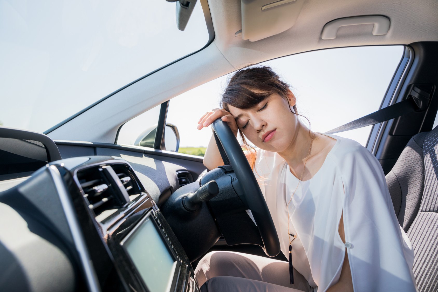 睡眠不足時の運転の危険性と対処法