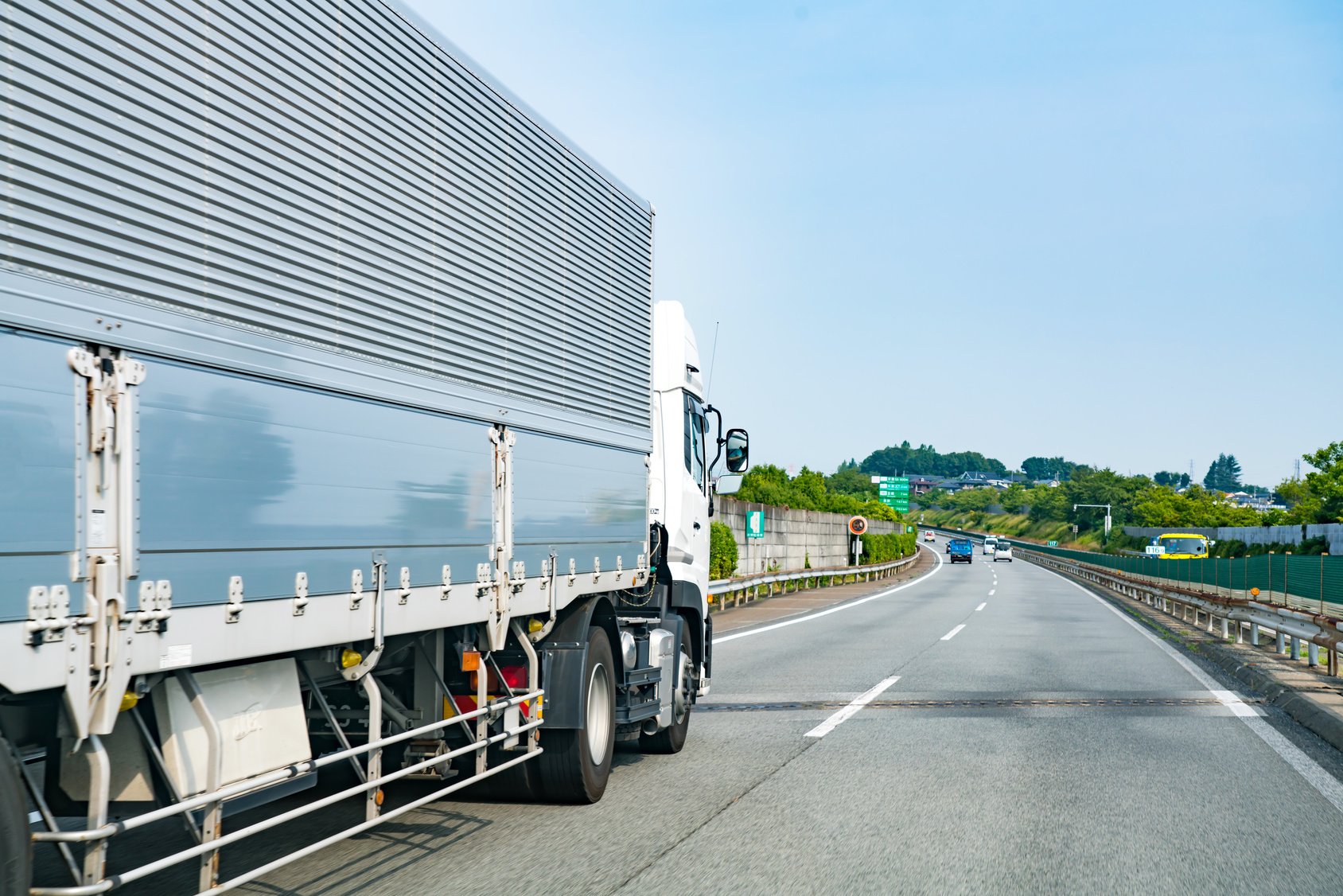 トラックを運転するときのコツや気をつける事とは?