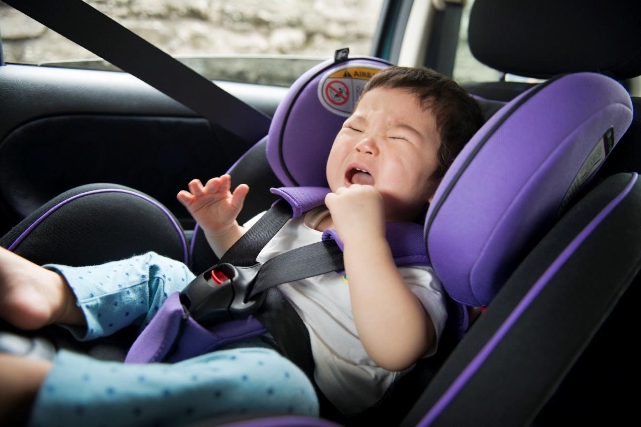 赤ちゃんがチャイルドシートを嫌がる理由とは？効果的な対策法と便利グッズ