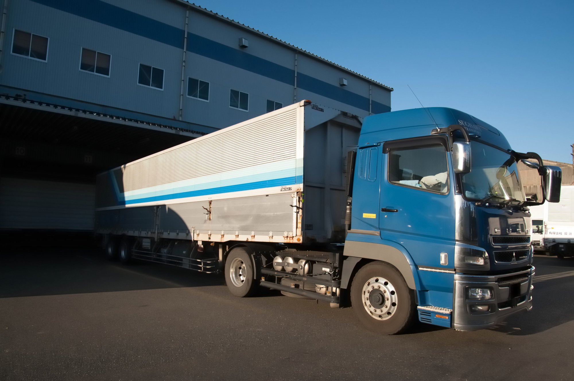 トラックの荷台寸法と積載量を大きさ別で解説！はみ出し可能な幅・高さはどのくらい？