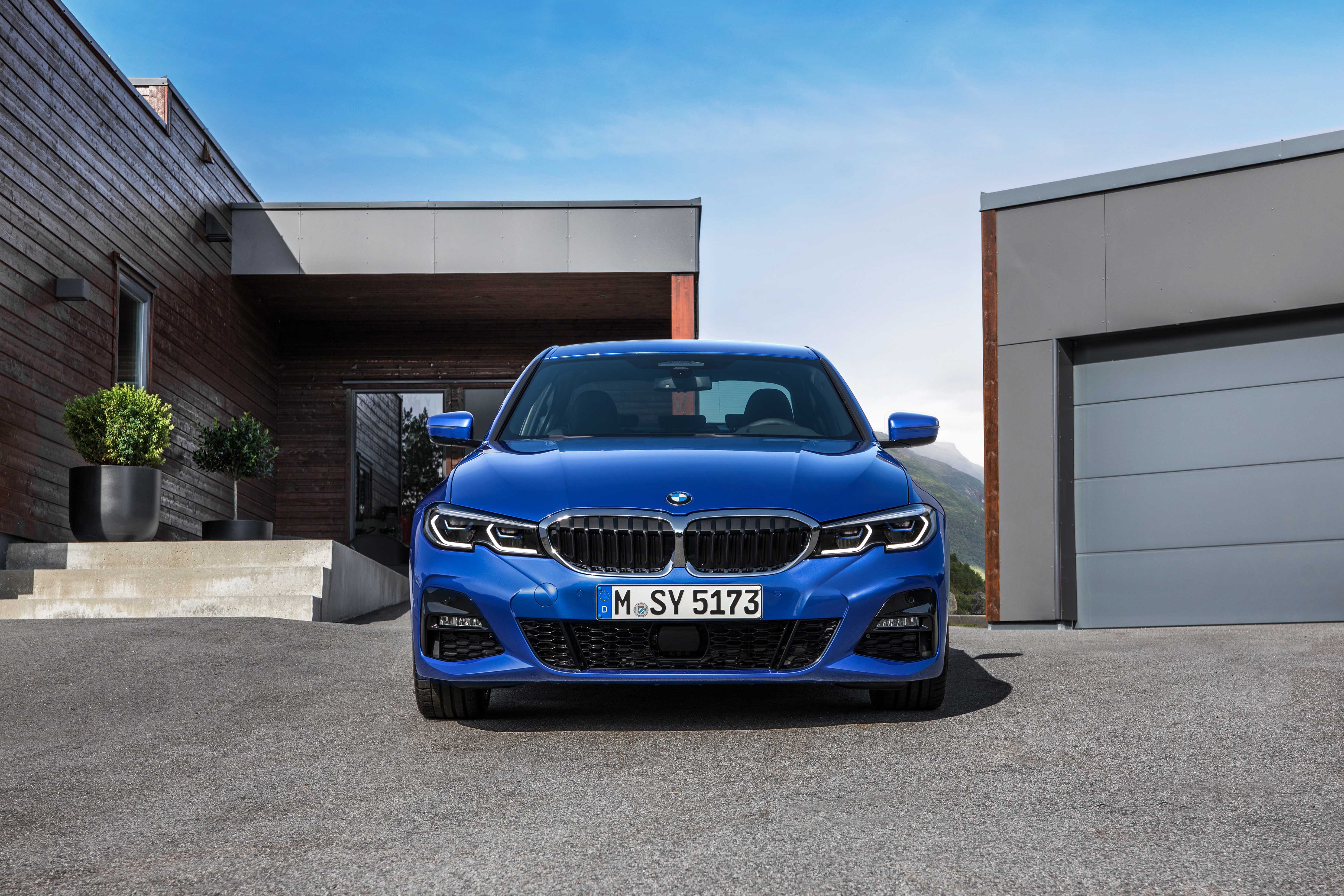 BMW 3シリーズ】F30とG20の新旧モデルを徹底比較！サイズ、形、装備の