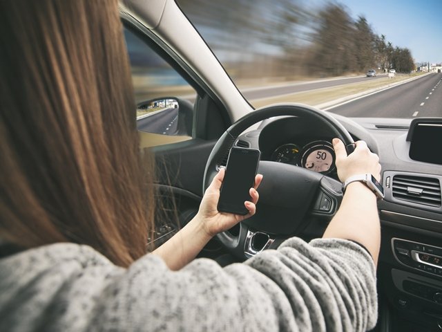 【危険】運転中のながらスマホが厳罰化！違反点数や罰則について