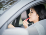 化粧は“ながら運転”にあたるのか？ながら運転の危険性や罰則を紹介