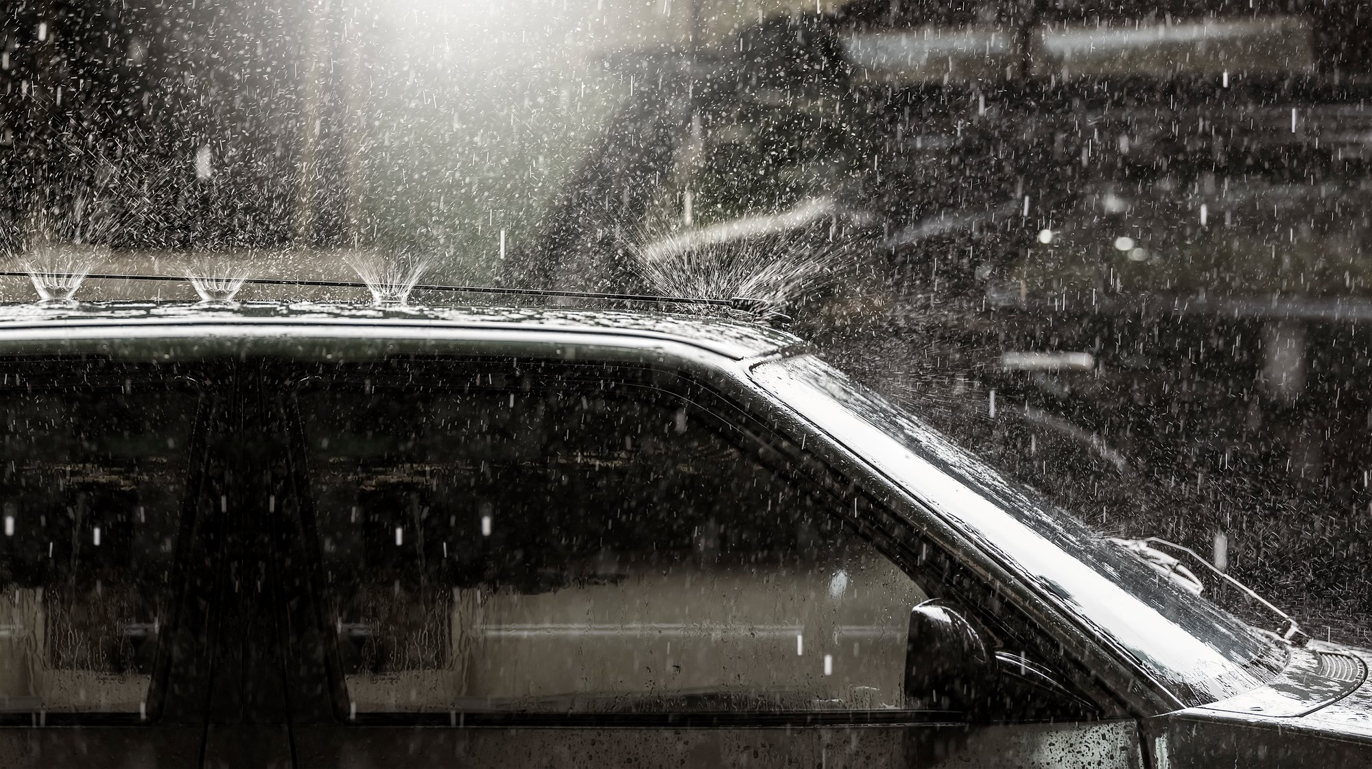 車中泊中に雨音で眠れないときの対処法