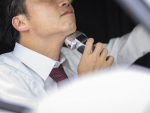 運転中の髭剃りは「ながら運転」？罰則の範囲やながら運転にあたる行為を紹介